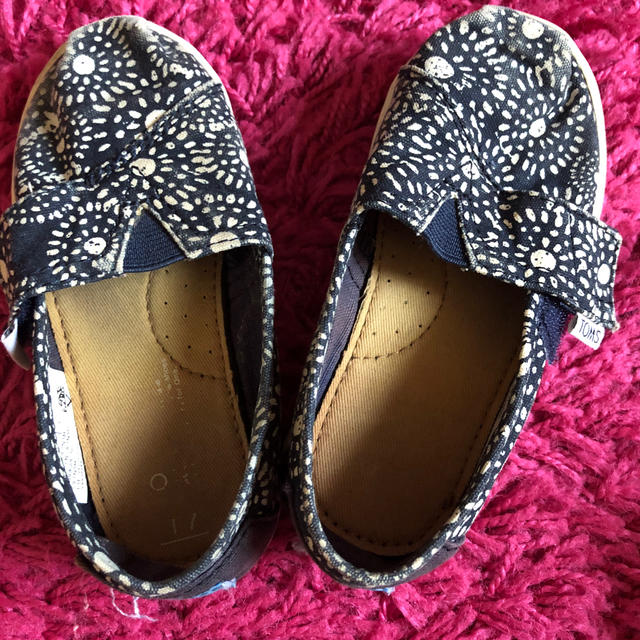 TOMS キッズ/ネイビー小花柄 キッズ/ベビー/マタニティのベビー靴/シューズ(~14cm)(フラットシューズ)の商品写真