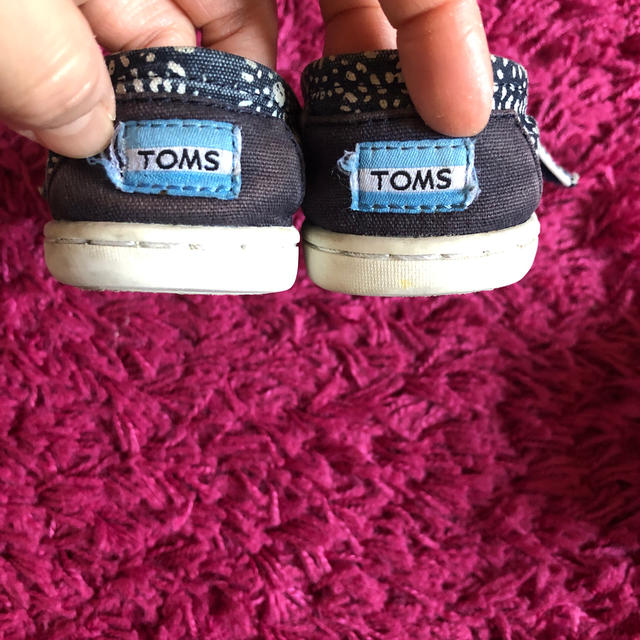 TOMS キッズ/ネイビー小花柄 キッズ/ベビー/マタニティのベビー靴/シューズ(~14cm)(フラットシューズ)の商品写真