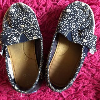 TOMS キッズ/ネイビー小花柄(フラットシューズ)