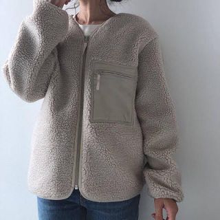 ユニクロ(UNIQLO)のユニクロ　ボアフリースカーディガン　ベージュ(カーディガン)