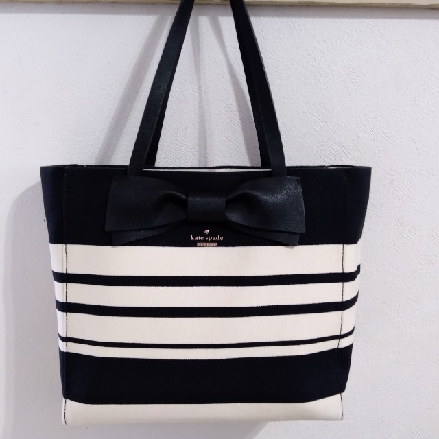 kate spade new york(ケイトスペードニューヨーク)のケイトスペード　キャンバストートバッグ　白黒　リボン　ボーダー　 レディースのバッグ(トートバッグ)の商品写真