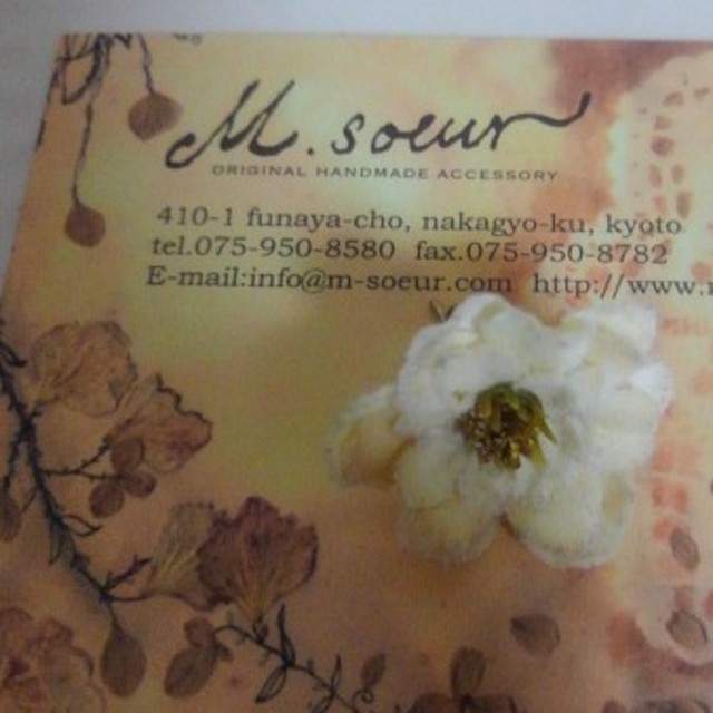 m.soeur(エムスール)のお花ピアス　白 ハンドメイドのアクセサリー(ピアス)の商品写真