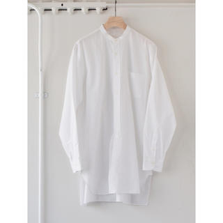 コモリ(COMOLI)の【19AW】comoli バンドカラーシャツ  ホワイトサイズ 2(シャツ)