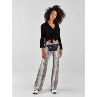 Bershka - Bershka パイソン フレアパンツの通販 by Kk's shop Bershka - Bershka パイソン フレアパンツの通販 by Kk's shop