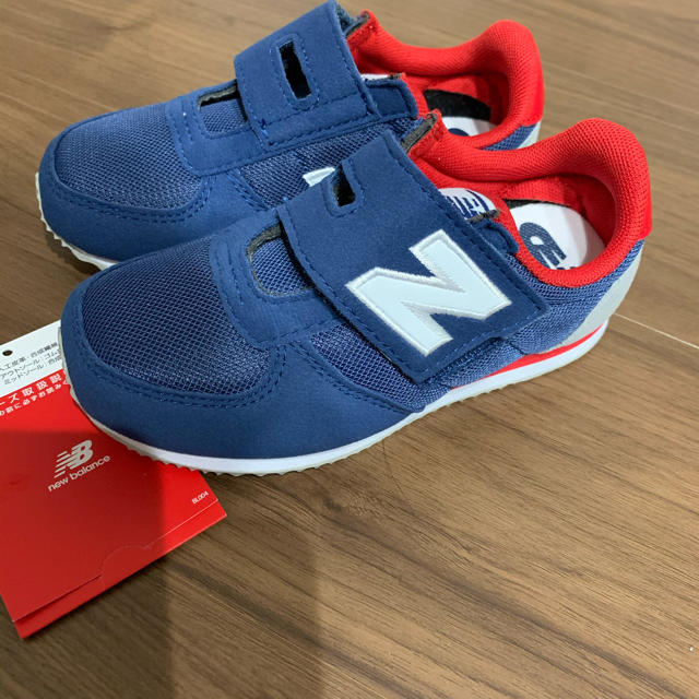 New Balance(ニューバランス)の新品タグ付　ニューバランス  スニーカー　キッズ　18.5 v220 レトロ キッズ/ベビー/マタニティのキッズ靴/シューズ(15cm~)(スニーカー)の商品写真