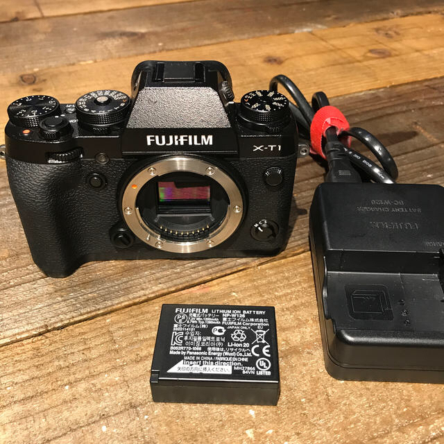 富士フイルム(フジフイルム)の美品 fujifilm x-t1 本体 スマホ/家電/カメラのカメラ(ミラーレス一眼)の商品写真