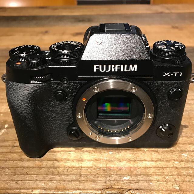 富士フイルム(フジフイルム)の美品 fujifilm x-t1 本体 スマホ/家電/カメラのカメラ(ミラーレス一眼)の商品写真