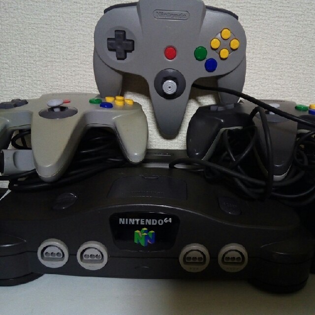 NINTENDO 64(ニンテンドウ64)の【分解洗浄済】ニンテンドウ64 コントローラー3個付  NININTENDO64 エンタメ/ホビーのゲームソフト/ゲーム機本体(家庭用ゲーム機本体)の商品写真