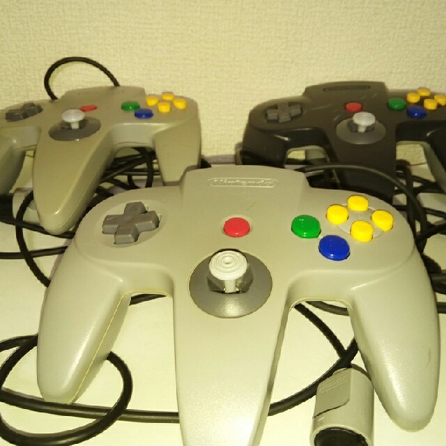 NINTENDO 64(ニンテンドウ64)の【分解洗浄済】ニンテンドウ64 コントローラー3個付  NININTENDO64 エンタメ/ホビーのゲームソフト/ゲーム機本体(家庭用ゲーム機本体)の商品写真