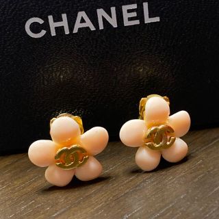 シャネル(CHANEL)のCHANEL ❤️ フラワーモチーフ　イヤリング(イヤリング)