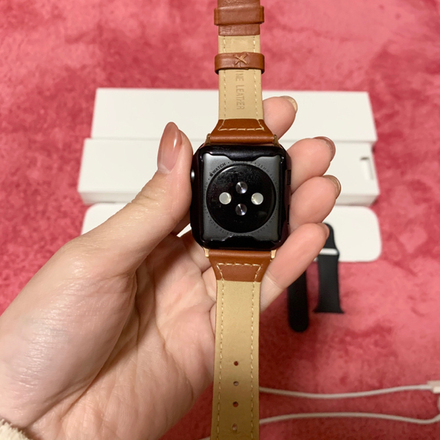 Apple Watch(アップルウォッチ)の【ほぼ新品】アップルウォッチ　series3 38mm 革バンド・保護カバー付き メンズの時計(腕時計(デジタル))の商品写真