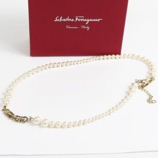 サルヴァトーレフェラガモ(Salvatore Ferragamo)の【美品】フェラガモ ガンチーニ ネックレス パール風 正規品(ネックレス)