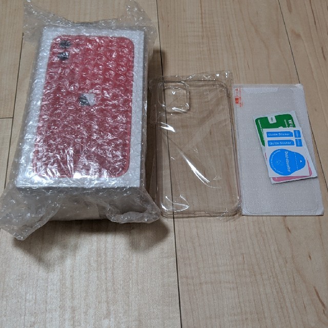 iPhone(アイフォーン)の【新品】iPhone11 Apple版シムフリー レッド 64GB  おまけ付 スマホ/家電/カメラのスマートフォン/携帯電話(スマートフォン本体)の商品写真