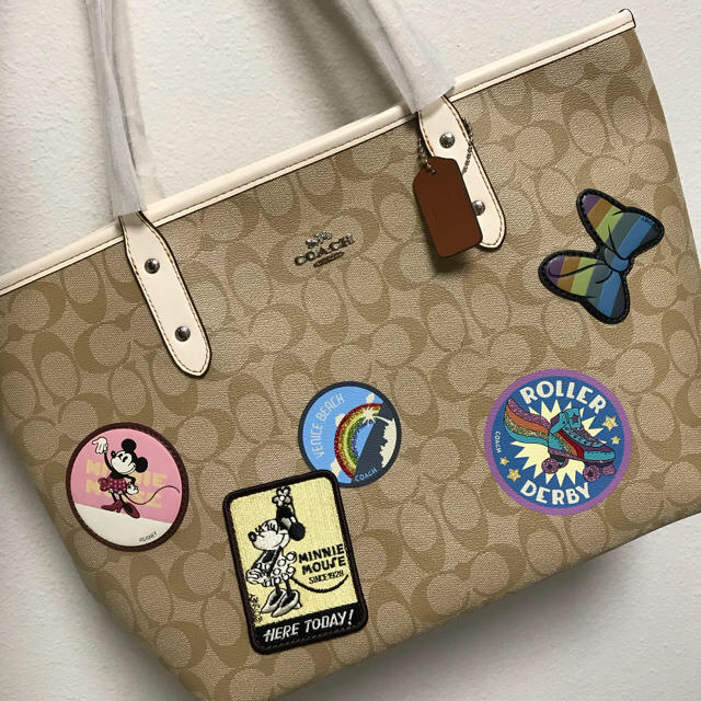 COACH(コーチ)のディズニーコラボ❤️カーキベージュトート❤️コーチ 新品・未使用 レディースのバッグ(トートバッグ)の商品写真