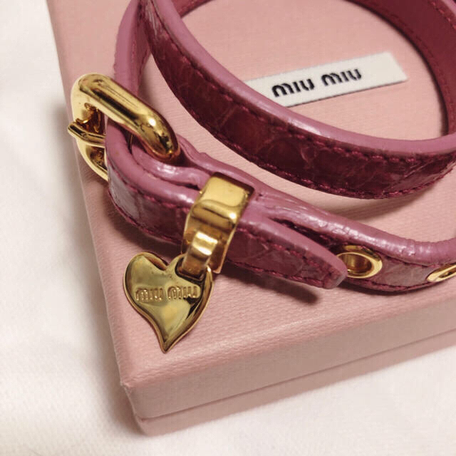 miumiu(ミュウミュウ)のmiumiu 2連ブレスレット クロコ押し レザー 美品 ピンク レディースのアクセサリー(ブレスレット/バングル)の商品写真