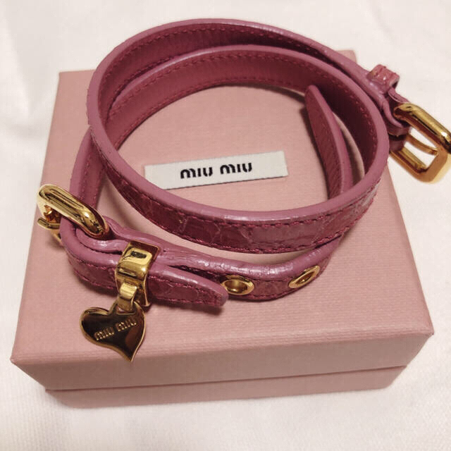 miumiu(ミュウミュウ)のmiumiu 2連ブレスレット クロコ押し レザー 美品 ピンク レディースのアクセサリー(ブレスレット/バングル)の商品写真