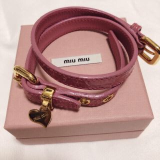 ミュウミュウ(miumiu)のmiumiu 2連ブレスレット クロコ押し レザー 美品 ピンク(ブレスレット/バングル)