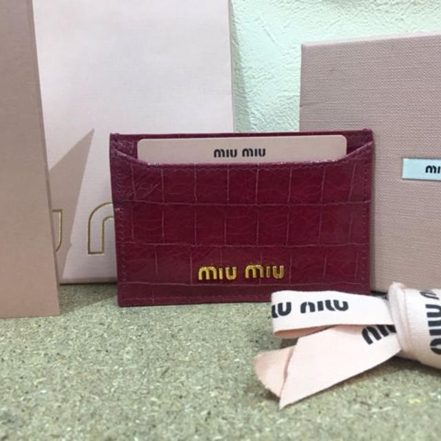 miumiu(ミュウミュウ)のmiumiuカードケース レディースのファッション小物(名刺入れ/定期入れ)の商品写真