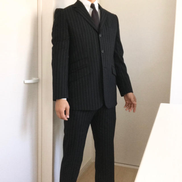 COMME CA MEN(コムサメン)のコムサデモードメン 三つボタンスーツ 黒チョークストライプ メンズのスーツ(セットアップ)の商品写真
