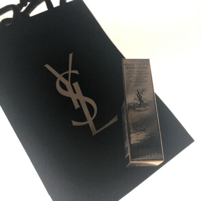 Yves Saint Laurent Beaute(イヴサンローランボーテ)のルージュ　ヴォリュプテ　ロックシャイン　16 ブラックチューンズ　限定　YSL コスメ/美容のベースメイク/化粧品(口紅)の商品写真