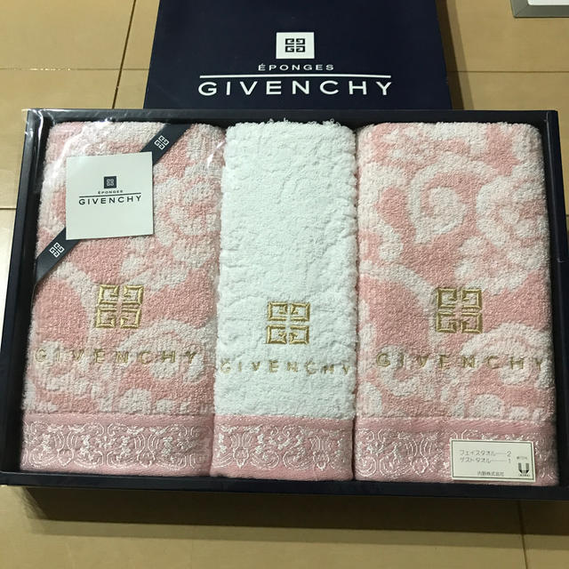 GIVENCHY - ⚠️ちぃさま専用⚠️ジバンシータオルGIVENCHYの通販 by あーく's shop｜ジバンシィならラクマ