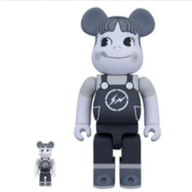 不二家(フジヤ)のMILKY THE CONVENI PEKO BE@RBRICK Black エンタメ/ホビーのフィギュア(その他)の商品写真