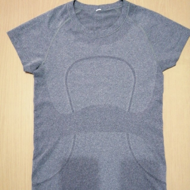 lululemon(ルルレモン)のlululemonswiftlyティシャツグレーsize6 レディースのトップス(Tシャツ(半袖/袖なし))の商品写真