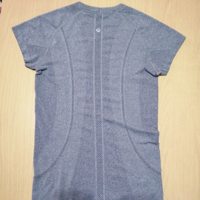 lululemon(ルルレモン)のlululemonswiftlyティシャツグレーsize6 レディースのトップス(Tシャツ(半袖/袖なし))の商品写真