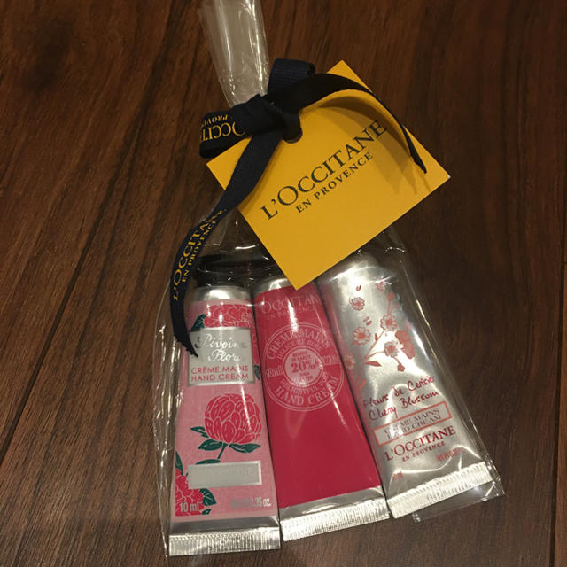 L'OCCITANE(ロクシタン)のロクシタン　フラワーハンドクリーム3本セット コスメ/美容のボディケア(ハンドクリーム)の商品写真