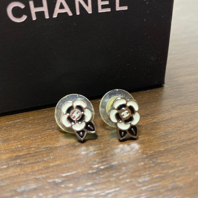 CHANEL - CHANEL ️ 華奢なカメリアピアス 正規品の通販 by mie's shop｜シャネルならラクマ