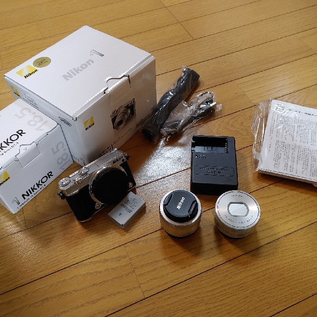 Nikon(ニコン)のNikon 1 J5 ダブルレンズキット　シルバー スマホ/家電/カメラのカメラ(ミラーレス一眼)の商品写真