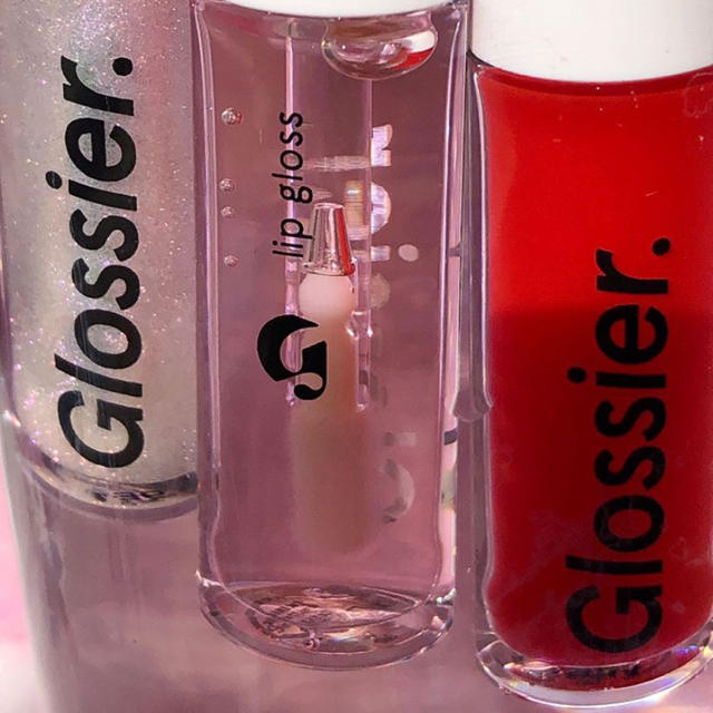 glossierのリップグロス(赤) コスメ/美容のベースメイク/化粧品(リップグロス)の商品写真