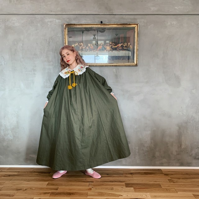 生み出すための”SMOCK DRESS - Claude(カーキ) レディースのワンピース(ロングワンピース/マキシワンピース)の商品写真