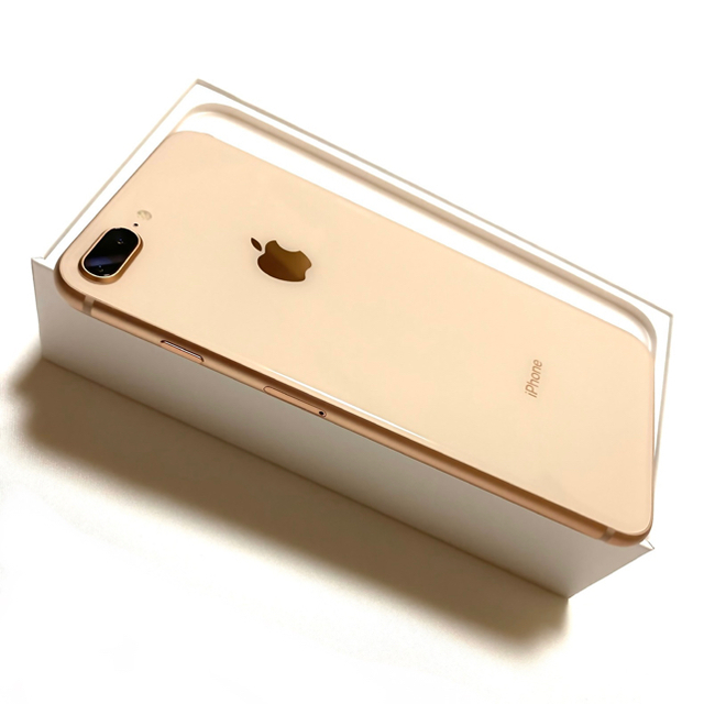 Apple(アップル)のiPhone 8 Plus Gold 64 GB docomo  極美品 完売品 スマホ/家電/カメラのスマートフォン/携帯電話(スマートフォン本体)の商品写真