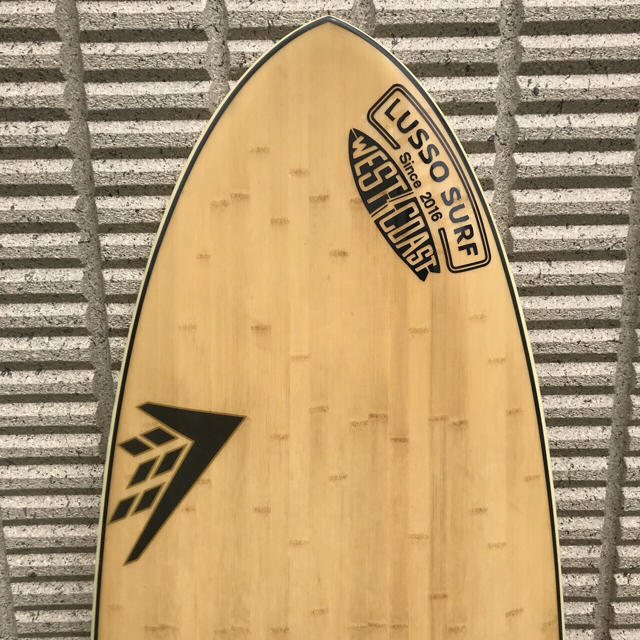 QUIKSILVER(クイックシルバー)の正規品☆LUSSO SURF 防水ステッカー　黒☆RVCA ベイフロー  スポーツ/アウトドアのスポーツ/アウトドア その他(サーフィン)の商品写真