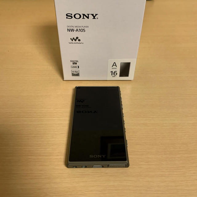 SONY(ソニー)の【中古良品】SONY NW-A105 アッシュグリーン〈保証書＆オマケ有り〉 スマホ/家電/カメラのオーディオ機器(ポータブルプレーヤー)の商品写真