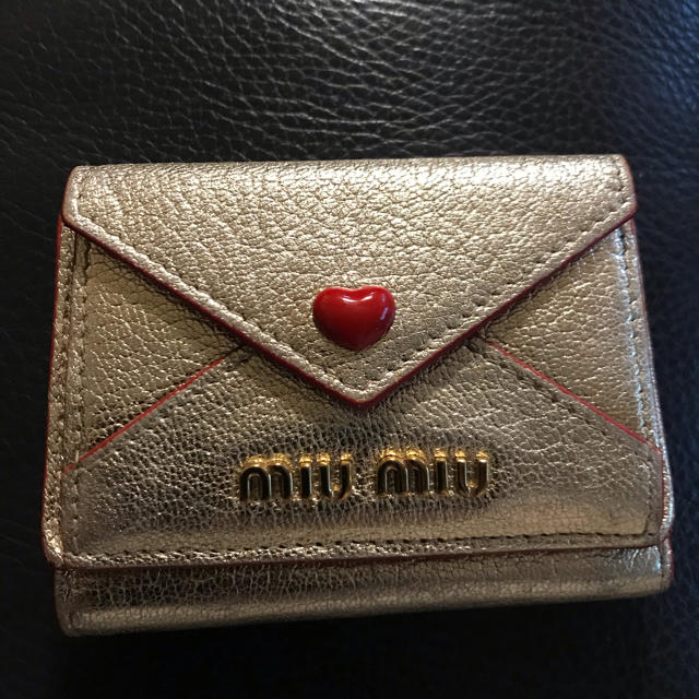 miumiu(ミュウミュウ)のmiumiu ゴールド 財布 三つ折り メンズのファッション小物(折り財布)の商品写真