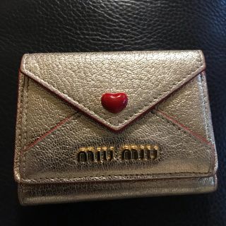 ミュウミュウ(miumiu)のmiumiu ゴールド 財布 三つ折り(折り財布)