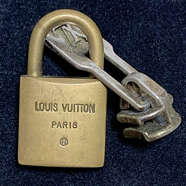 LOUIS VUITTON(ルイヴィトン)の LOUIS VUITTON ファスナー金具＆旧南京錠 レディースのファッション小物(その他)の商品写真