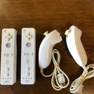 ウィー(Wii)のwiiリモコン　ヌンチャク　セット(家庭用ゲーム機本体)