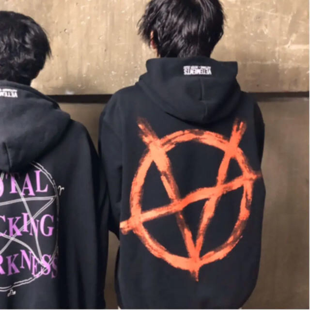 画像右】VETEMENTS ANARCHY hoodie ヴェトモン アナーキー 最も優遇の