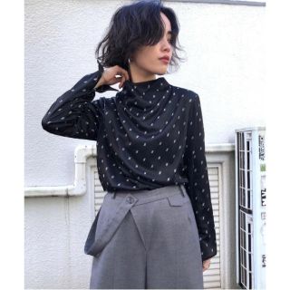 アメリヴィンテージ(Ameri VINTAGE)のUNDRESSED MONOGRAM DRAPE COLLAR BLOUSE(シャツ/ブラウス(長袖/七分))