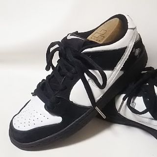 ナイキ(NIKE)の
定11880円!ナイキダンクロー高級牛革レザースニーカー入手困難白黒！


(スニーカー)