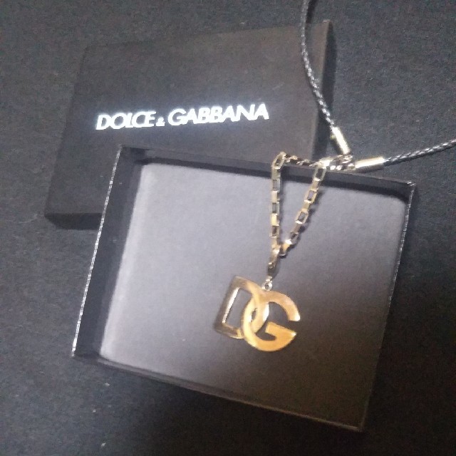 DOLCE&GABBANA(ドルチェアンドガッバーナ)のドルチェ&ガッバーナ　ネックレス　〈デカロゴ〉 メンズのアクセサリー(ネックレス)の商品写真