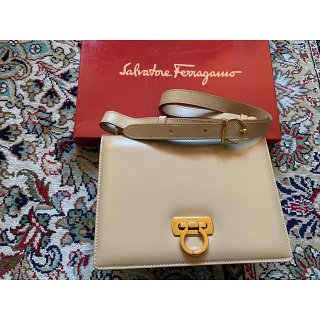 Salvatore Ferragamo(サルヴァトーレフェラガモ)のFerragamo バッグ　ベージュ　美品 レディースのバッグ(ショルダーバッグ)の商品写真