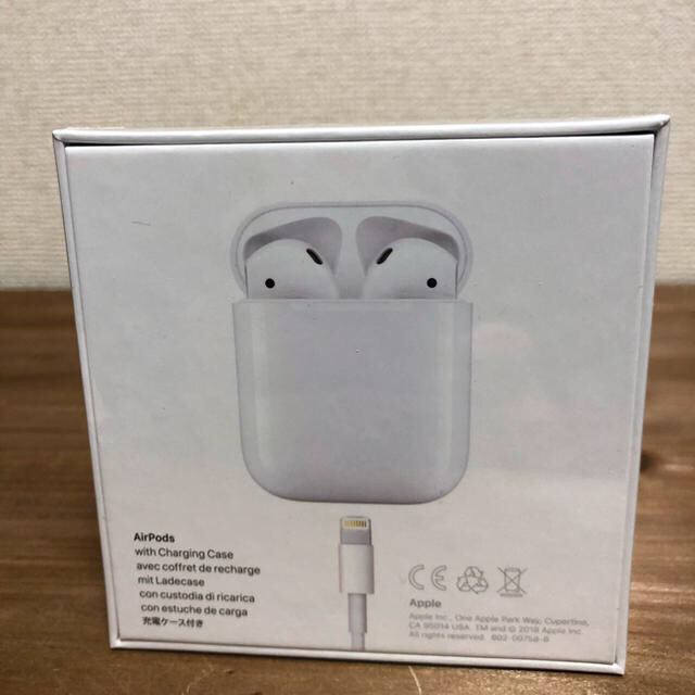 Apple(アップル)の新品未使用 第2世代 AirPods 正規品　 スマホ/家電/カメラのオーディオ機器(ヘッドフォン/イヤフォン)の商品写真