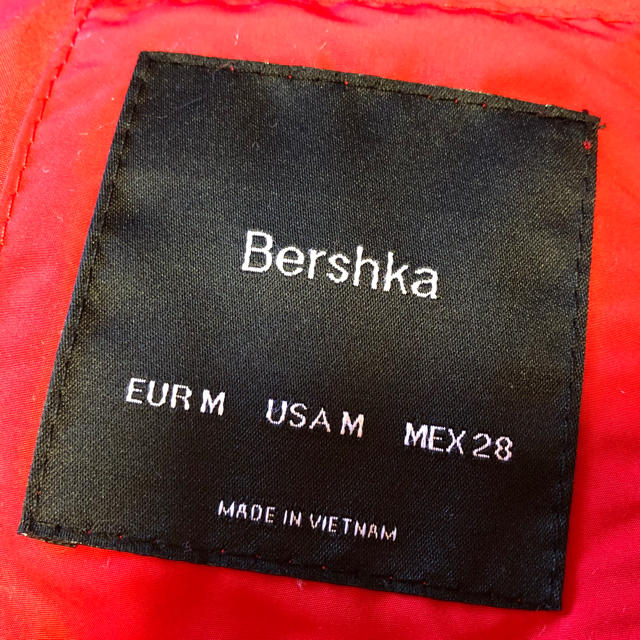 Bershka(ベルシュカ)のベルシュカ　赤　ダウンジャケット レディースのジャケット/アウター(ダウンジャケット)の商品写真