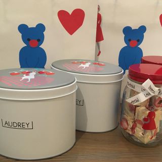 タカシマヤ(髙島屋)のAUDREY オードリー缶の小2個ストロベリーショコラ小2個瓶入りセット(菓子/デザート)