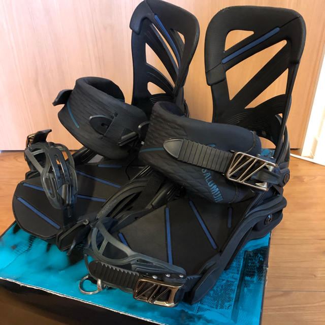 SALOMON(サロモン)のHOLOGRAM BLACK SALOMON  ホログラム　Mサイズ スポーツ/アウトドアのスノーボード(バインディング)の商品写真