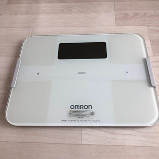オムロン(OMRON)のオムロン　体重計　HBF-255T ジャンク品(体重計)